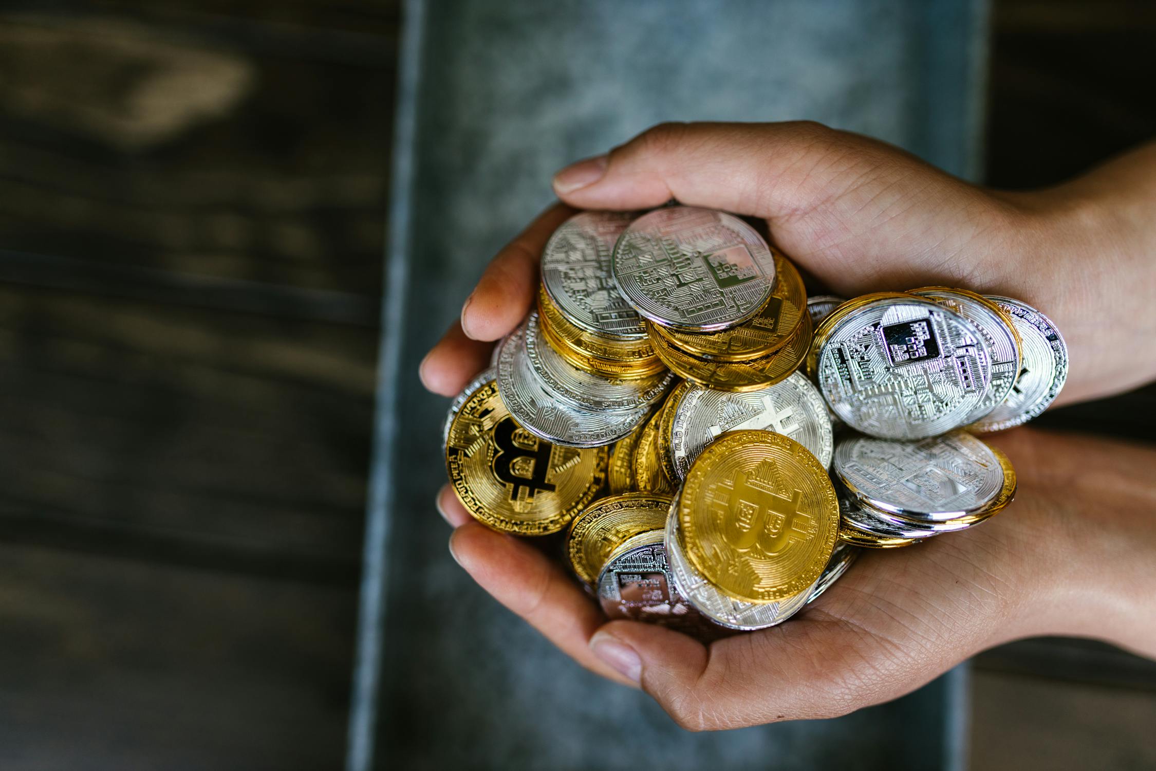 Les plateformes d’investissement frauduleuses en crypto-actifs.